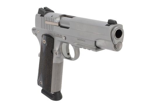 SIG 1911R pistol features Novak style night sights